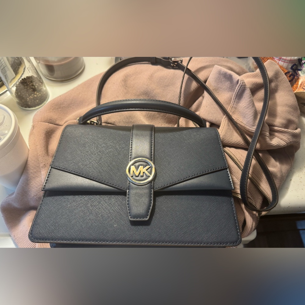 Michael Kors Navy Blue

Bought from the outlet. Didn’t ever use it